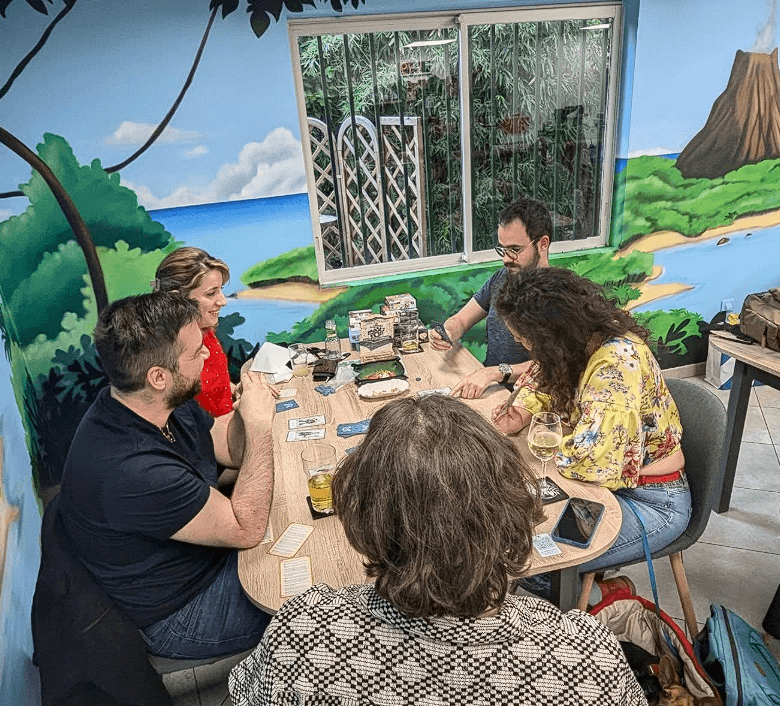 Groupe d'amis jouant aux jeux de société chez GuyaJeux