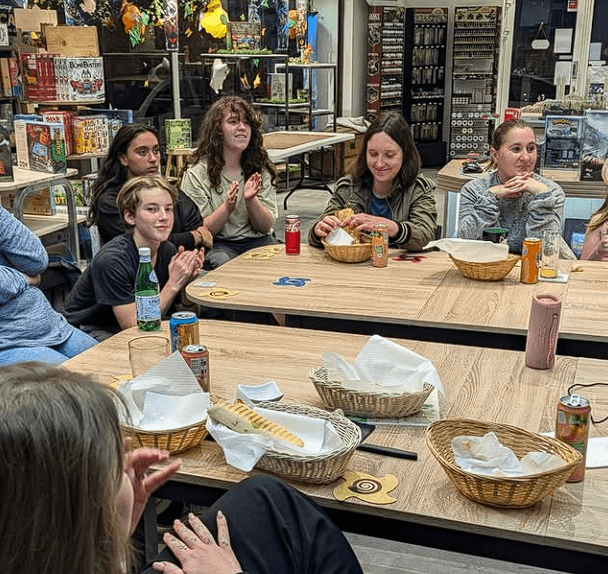 Repas et jeux de société entre amis à GuyaJeux