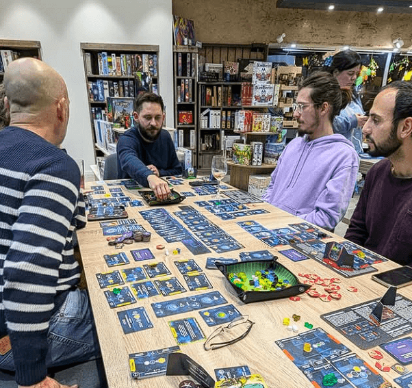 Grande table de jeux de stratégie au bar GuyaJeux